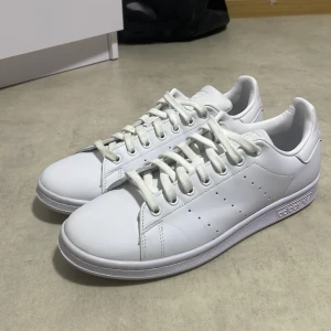 Adidas skor  - Skorna är inte så använda dem är i jätte fint skick skorna är lätta och fina för sommaren storlek 42. Priset går att diskuteras.