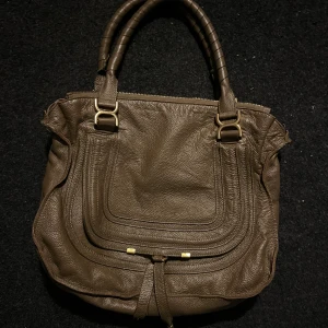 Chloé inspirerad väska - Jätte fin väska som rymmer mycket! Allt från dator och böcker till kläder, lite defekt vid handtaget men inget man märker av!