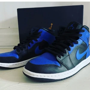 Air Jordan 1 mid Hyper Royal - Säljer ett par Jordans i storlek 40 då de är försmå. Hyfsat bra skick