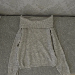 Off shoulder stickad tröja  - Supermysig Off shoulder stickad tröja perfekt till hösten!! 