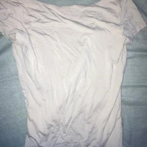 tröja med öppen rygg - en ljus beige tröja med öppen rygg jätte fin men använder tyvärr inte den längre💕💕