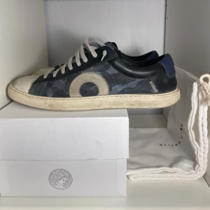 Oliver Cabell low Rain  - Säljer ett par feta Oliver Cabell skor i bra skick. Modellen heter Rain och ska vara sliten på vissa ställen. De är  använda men fortfrande i bra skick utan defekter. Användningen gör de bara snyggare med fler ”märken”. Nypris ca 3500 pga tull