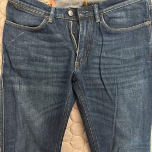 acne studios blå konst jeans, bra skick storlek 31x32 men upplagda man ser hur långa dom är på bilderna