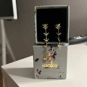 IOAKU örhängen - jättejätte fina örhängen som är köpta nu i sommar, använda 1 gång och jag tvättar dom såklart innan de säljs. Fannys trollslände serie, nypris: 600kr