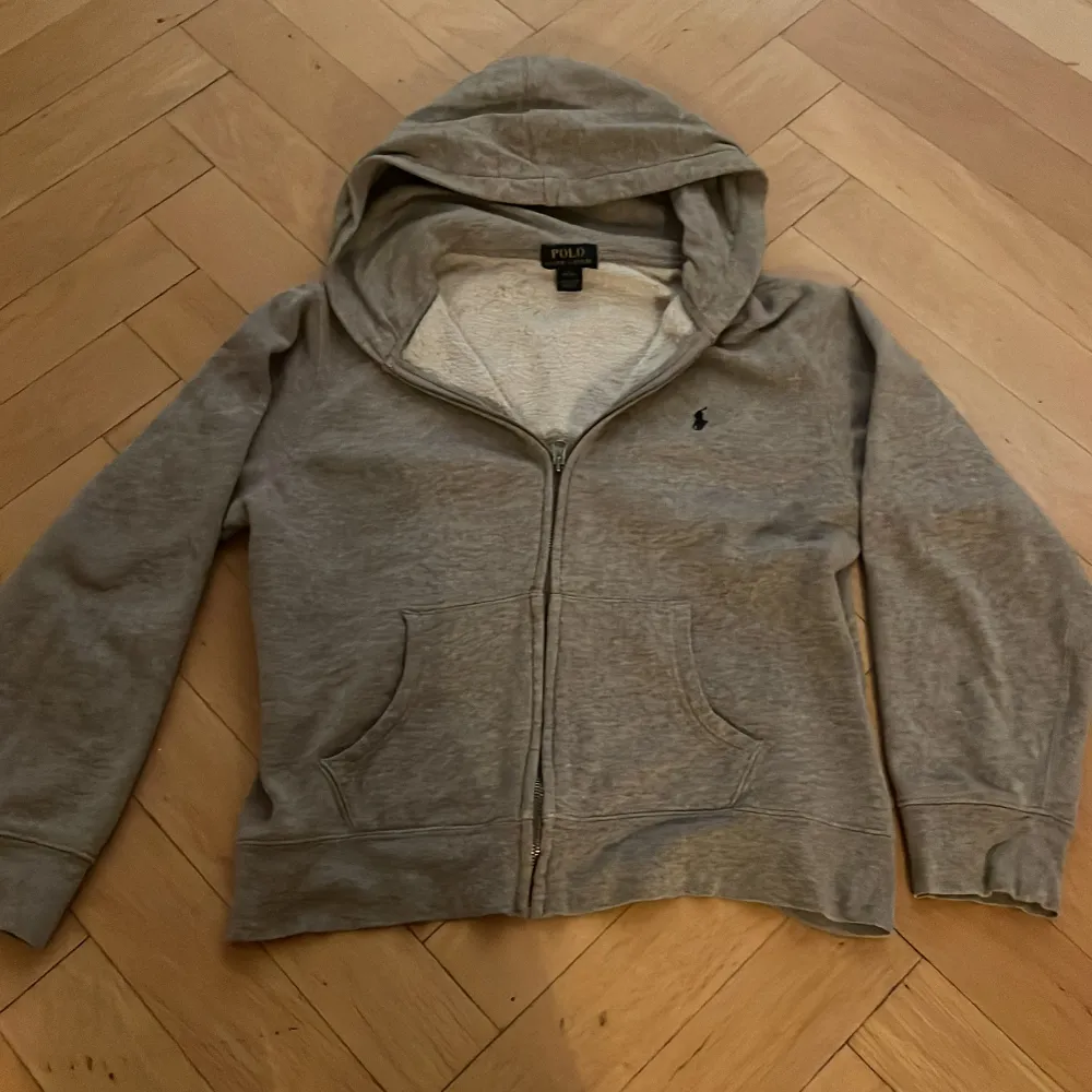 As fet zip hoodie från Ralph lauren i storlek 14-16 år i fint skick. Hoodies.