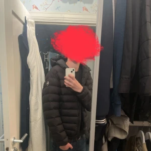 Colmar Dunjacka  - Skick 8,5, köpt för några månader sen men ej använd så mycke. 5500 ny pris skulle värdera den till ca 2,8 nu. Pris kan diskuteras och har även kvitto och mer bilder på jackan!