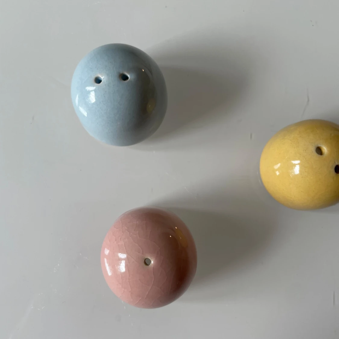 Färgglada keramikfigurer i pastellfärger