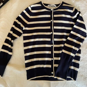 Zara kofta - Superfin kofta från zara i storlek M. Aldrig använd för passar tyvärr inte mig! Kan både posta och mötas upp och kan även skicka fler bilder om det önskas🩷