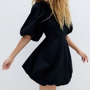 Klänning  - Helt ny klänning från hm. Puffärmar och rosett i ryggen. Oanvänd🩷slutsåld i alla storlekar på hemsidan 