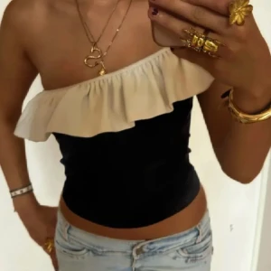 Fest topp - Jätte fin svart och vit volang topp från hm storlek s!! Lånad bild så skriv privat för egna bilder 😁