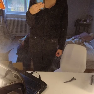 Svart zip-tröja aldrig andvänt typ! - Bra skick! Nästan aldrig använt, skriv om ni har några funderingar!