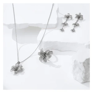 Lily set - Smyckes-set med 2 örhängen, 1 halsband och 1 ring 🌸  (Går att köpa separat) Rostfritt stål - Olympia Ringstorlekar : 6/S, 7/M, 8/L Halsband : 40-45cm (förlängningskedja)