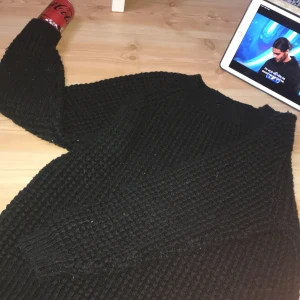Stickad tröja - Fin svart tröja. Den är i jätte bra skick