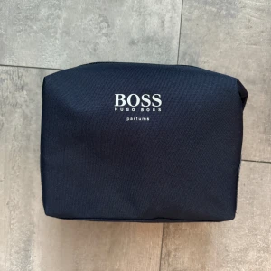 Hugo boss necessär  - Använd 1 gång till resa, väldigt bra skick. 23x17x8cm relativt stor necessär