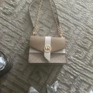 Michael kors väska - Inköpt på Mk butiken i Stockholm. Hittar ej kvitto men köper finns på min Nordea Inköpt för 2900kr Säljes för 2000