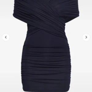 DAY birger et mikkelsen klänning - skit snygg off shoulder klänning, helt ny säljer då den inte passade mig. ny pris 1200kr kan tänka mig 900 minst 800