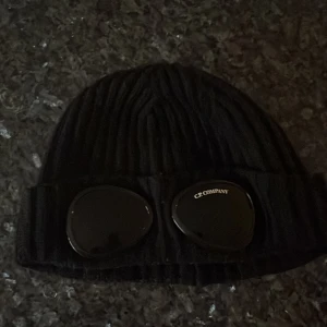 C.P. Company mössa - Säljer nu min C.P. Company mössa då jag inte tyckte den satt bra på mig, den är nästan ny och är i super skick, snygg till vintern! Skriv till mig för förhandling och pris!
