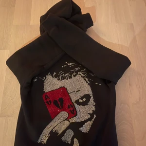 Zip hoodie - Säljer nu denna riktigt feta rhinestone zippen från masteme. Tror inte de säljs mer eftersom att det var ett uf företag som gjorde tröjan. Använd max 7 gånger sen bara legat i garderoben. Köpt för ca 1000 kr  Storlek s  Vid frågor så hör gärna av er 