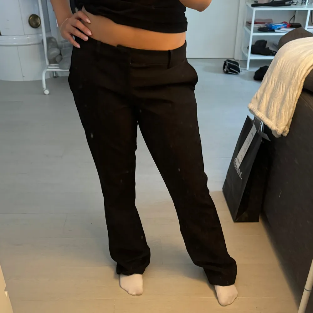 snygga low waist kostymbyxor i modellen Vera ifrån Bikbok! oanvända, säljer då dem va något stora på mig💗 strl 40 men passar 38 då dem är små i strl, kan eventuellt passa 36!!. Jeans & Byxor.