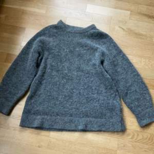 En superfin mörkgrå alpacka/wool blend tröja från H&M som är perfekt nu till hösten/vintern. Passar storlek XS-M. Säljer den då den tyvärr inte kommer till användning. Den är i jättefint skick utan några defekter. Skriv för fler bilder💗💗 GRATIS FRAKT