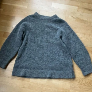 Stickad alpacka tröja  - En superfin mörkgrå alpacka/wool blend tröja från H&M som är perfekt nu till hösten/vintern. Passar storlek XS-M. Säljer den då den tyvärr inte kommer till användning. Den är i jättefint skick utan några defekter. Skriv för fler bilder💗💗 GRATIS FRAKT