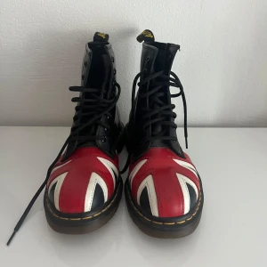Dr Martens med Union Jack  - Svarta Dr Martens i 39 