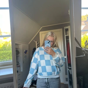 Blå vit rutig tröja - Bra skick,storlek 146-152,blå vit rutig🤍🩵sköntmatrial.
