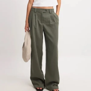 byxor NAKD - Formella byxor från N.A.K.D, aldrig använda.