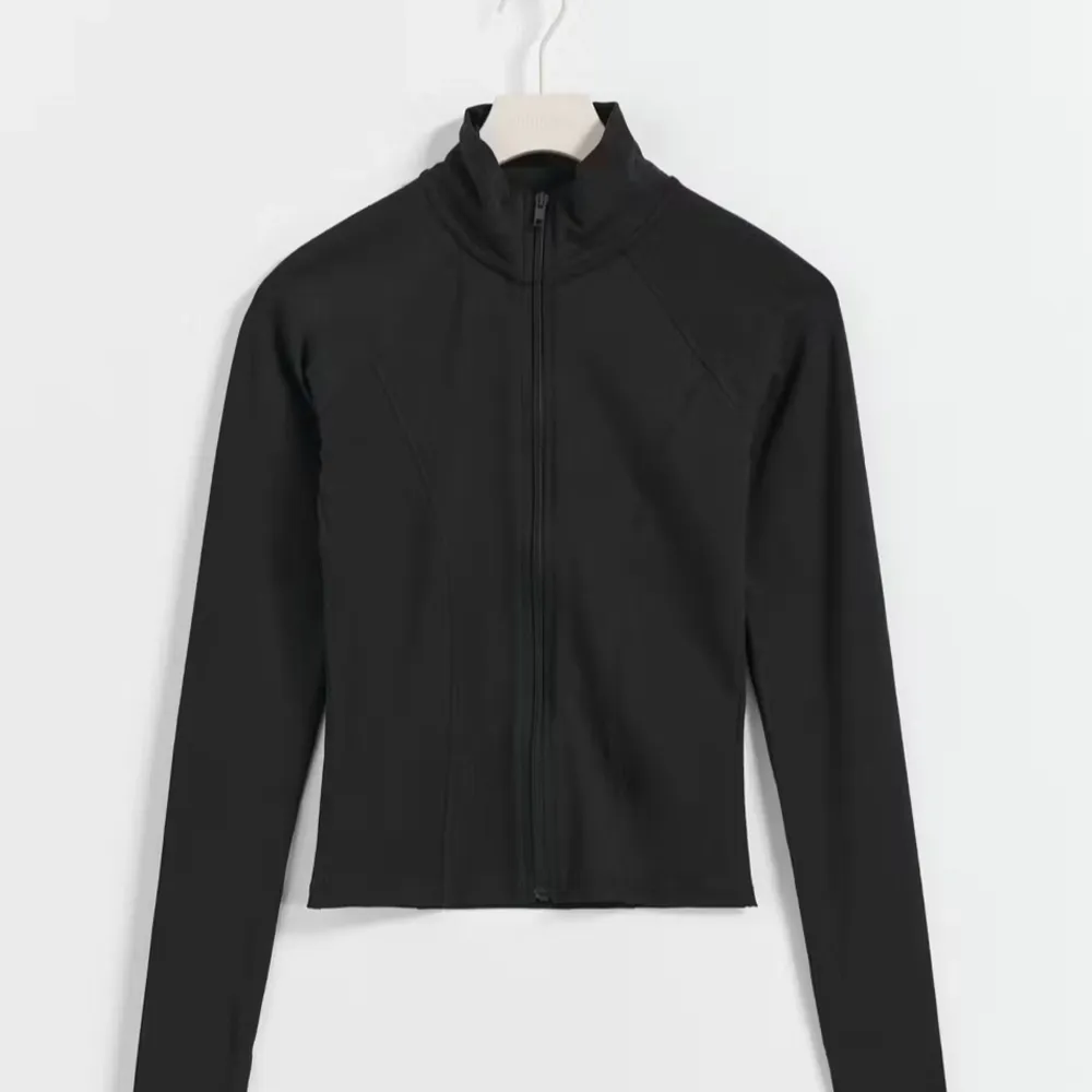 Säljer denna soft touch zip jacket med dragkedja. Perfekt för en casual look eller som ett extra lager under kyligare dagar. Jackan har en tight passform och är superbekväm att bära. Passar till både jeans och träningskläder! Hör av dig vid frågor ! . Sportswear.