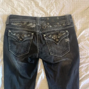 skinny miss me jeans  - säljer miss me jeans, i w28. midjemått: 40, innerben: 77, ytterben:102 