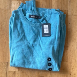 Helt ny tröja från dressman - Oanvänd crewneck tröja från dressman Strl. S Morsan köpte för ett tag sen men föll inte mig i smaken. 