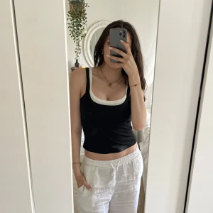 Svart vit linne - Helt ny, sjukt gullig, skön & stretchig linne från Shein! Endast testad, aldrig använd så den är i jättebra skick 💕 Storlek M men skulle säga att den är ett S också, passar mig som har storlek XS och S.