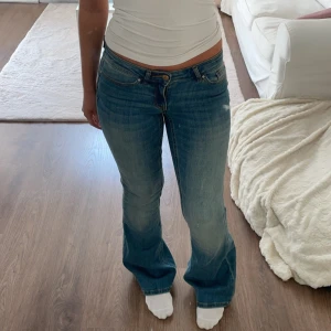 Lågmidjade bootcut jeans  - Lågmidjade bootcut jeans från Vero Moda. Endast använda 1 gång och stretchiga i materialet. Innerbenslängden är 82cm och midjemåttet rakt över är 35cm. Skriv för fler bilder😊
