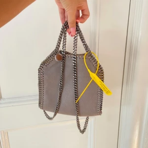 Nyskick äkta stella McCartney väska! - Säljer nu en jätte snygg äkta stella McCartney väska i NYSKICK✅har äkthetsbevis, box, dustbag och tagg!