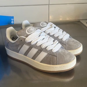 Gråa campus 00s - säljer mina helt nya adidas campus 00s då jag köpte fel storlek, storlek 39,1/3. Aldrig använda bara testade 😊