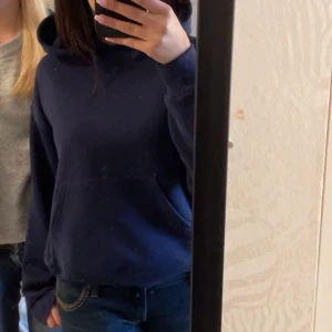 Gina hoodie  - Snygg Gina hoodie i färgen marinblå! Säljer pgr av att ja köpt en i samma modell fast i en annan färg, då denna ej kommer till användning längre. Använd ett fåtal gånger men köpt för ungefär 3 månader sen.