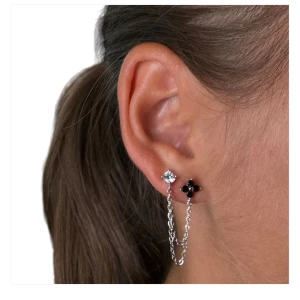 L8hasselblad örhängen  - Jätte gullig örhänge som inte kommer till användning, bara testad 1 gång så i nytt skick. Nypris är 400kr. I svart färg och sterling silver 