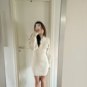 Stickad klänning - Säljer denna sjukt mysiga och snygga klänningen, perfekt till kallare väder! 🧣✨🍂❤️ Köpt på HM 2 år sen för 500, men är endast använd 1 gång och i perfekt skick! Hör av dig med frågor och tryck gärna på köp nu!🙌❤️