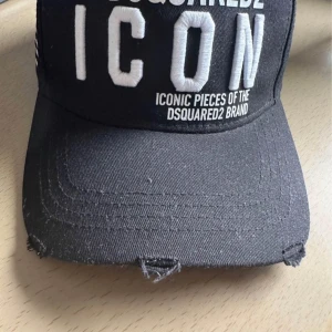 Dsquared2 keps - Dsquared keps knappt använd utan bara legat på hyllan.