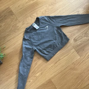 Gymshark träningströja - Grå träningströja från gymshark. Använd men i fint skick
