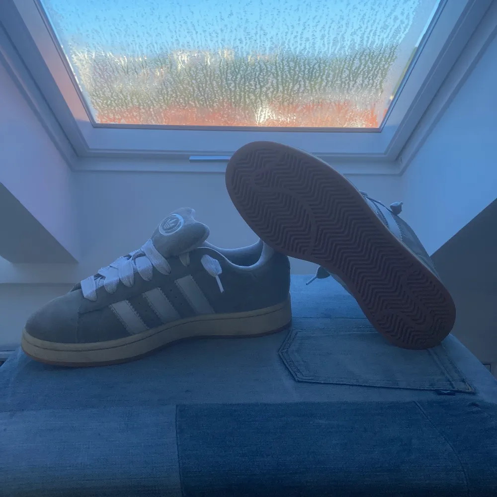 Adidas Campus 00s  Färg-Grå Storlek-42,5 Alla tillbehör så som ett par extra skosnören(Grå), kartong och pappret i skokartongen.   . Skor.