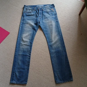 Replay jeans kille - Ett par väldigt snygga replay jeans i nästan perfekt skick i storleken 32/32!Fråga om du undrar något!