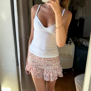 BLOMMIG KJOL/TOPP - Blommig kjol från Bikbok som är jättefin att ha även som topp! Storlek S!!☺️