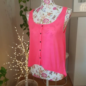 2 st linnen från H&M, med knäppning - Neonrosa och mörklila. Mjukt, skönt och svalt trikåtyg. A-linjeformade och längre bak. Kan säljas för sig vid önskemål! ~ STOR rensning i min shop ~ Välj 5 för 100kr oavsett pris, skicka medd/lämna som prisförslag (gäller där det står) ~