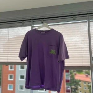 T-shirt street wear - En lila streat wear T-shirt som ej kommer till användning hos mig, pris kan diskuteras och om du har andra frågor får du gärna fråga på😁