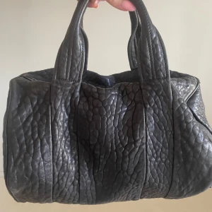 Alexander Wang Rocco bag - Svart läderväska från Alexander Wang.   Väskan är använd men har inga repor eller slitage på skinnet eller inuti. Däremot finns ett visst slitage på ”studsen” under.   Nypris: ca 10 000kr