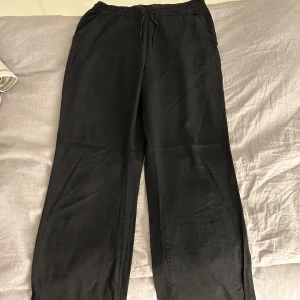 Svarta linnebyxor - Svarta linnebyxor som är väldigt skön och bekväm. Storleken är S och är i god skick.