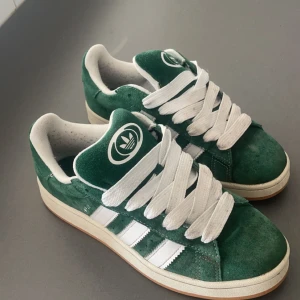 Adidas campus - Köpte dom nu i somras men har använt dom typ 2-3 gånger bara så inget fel på dom är nästan som nya