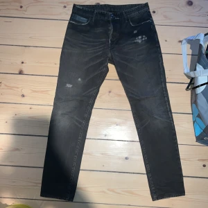 G Star jeans - För feta G Star jeans med mycket snygga detaljer o skitzad wash på dom. Som nya. Kan mötas upp i Stockholm eller frakta. 