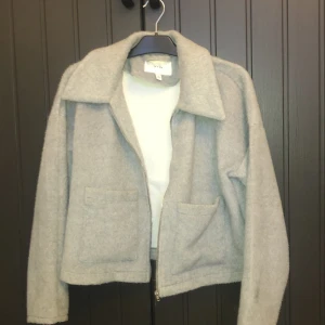 jacka vila  - säljer denna fina jacka som enbart är använd ca 10 gånger och nypris är ca 800-1000 så fin och så skön men tycker inte att den sitter så bra på mig💕